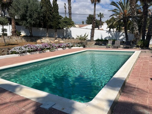 Villa familiale climatisée style ibiza avec piscine privée  à 15 mn de Sitges