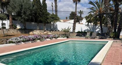 Villa familiale climatisée style ibiza avec piscine privée à 15 mn de Sitges