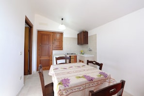 Vila, 2 quartos, para fumantes, sacada | Sala de jantar