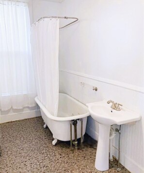 Sèche-cheveux, serviettes fournies, papier toilette