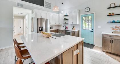 Charming 3-bedroom 3-bathroom house with WiFi, AC in fantastic Buchanan Dam