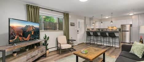 Lejlighed - flere senge - terrasse - udsigt til have (220 Peterson St. (Unit 3,4,7,8)) | Opholdsområde | 50-tommers fladskærms-tv med digitale kanaler