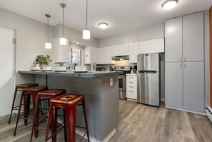 Condo, várias camas, varanda, vista para o jardim (220 Peterson St. (Unit 3,4,7,8)) | Cozinha privada | Geladeira, micro-ondas, fogão, cooktop