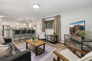 Condo, nhiều giường, sân hiên, quang cảnh vườn (220 Peterson St. (Unit 3,4,7,8)) | Khu phòng khách | TV màn hình phẳng 50-inch có truyền hình kỹ thuật số