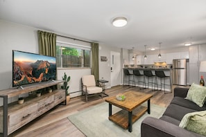 Condo, nhiều giường, sân hiên, quang cảnh vườn (220 Peterson St. (Unit 3,4,7,8)) | Khu phòng khách | TV màn hình phẳng 50-inch có truyền hình kỹ thuật số