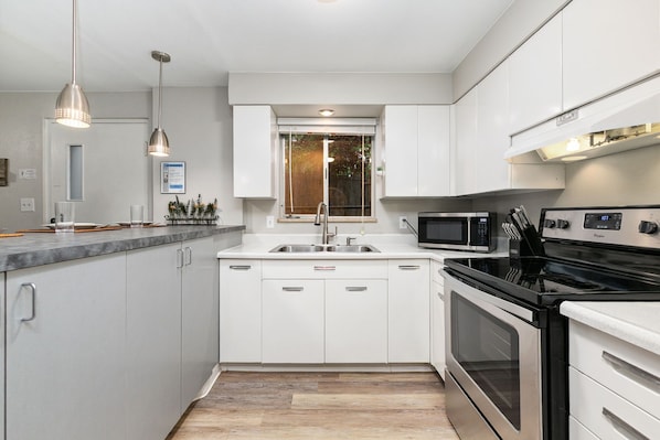 Condo, Berbilang Katil, Patio, Garden View (220 Peterson St. (Unit 3,4,7,8)) | Dapur peribadi | Peti sejuk, ketuhar gelombang mikro, ketuhar, dapur