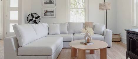 Fernseher, Kamin, Bücher, Arbeitsbereiche