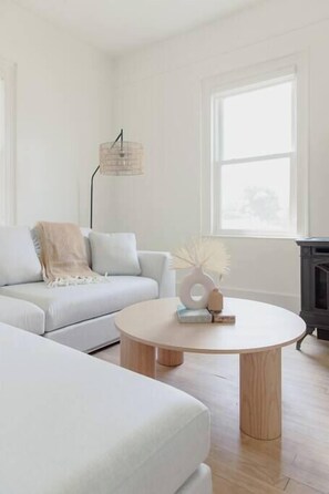 テレビ、暖炉、書庫、書斎 / ワークスペース