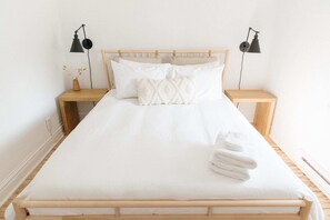 2 bedrooms, travel cot, WiFi, bed sheets - Beach-chic | Palm Springs design | Close to beach (Port Dover)