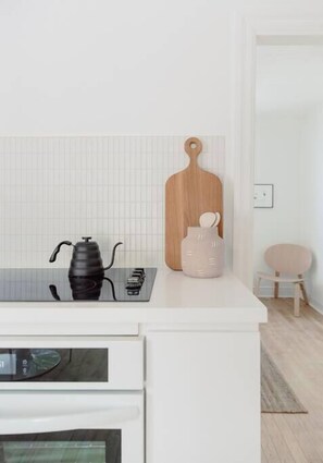 冷蔵庫、電子レンジ、オーブン、コンロ