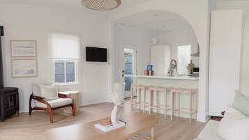 Tv, eldstad och böcker