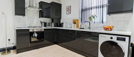 Frigorífico, microondas, horno y placa de cocina