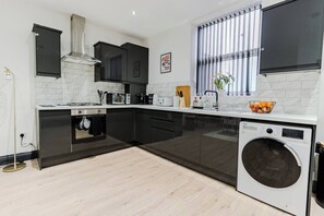 雪櫃、微波爐、焗爐、爐具