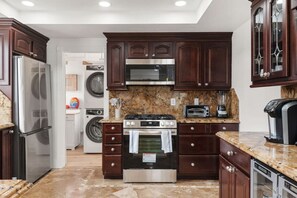 Køleskab, mikrobølgeovn, ovn, kogeplade