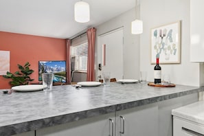 Daire, Birden Çok Yatak, Veranda, Bahçe Manzaralı (220 Peterson St. (Unit 1,2,5,6)) | İç mekân