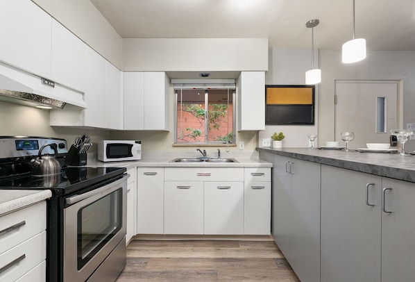 Daire, Birden Çok Yatak, Veranda, Bahçe Manzaralı (220 Peterson St. (Unit 1,2,5,6)) | Özel mutfak | Buzdolabı, mikrodalga fırın, fırın, set üstü ocak