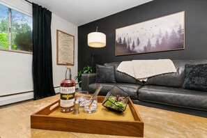 Daire, Birden Çok Yatak, Veranda, Bahçe Manzaralı (220 Peterson St. (Unit 1,2,5,6)) | Oturma alanı | Dijital TV kanalları bulunan 50 inç düz ekran televizyon 