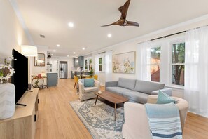 Living area - Luxury Meets Charm in fully renovated 3BR/2BA Prime Fort Worth Location! (Fort Worth)