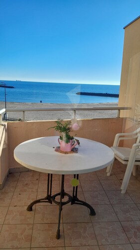 Bel appartement face à la mer.
Balcon, plus immense terrasse,très belle vue.