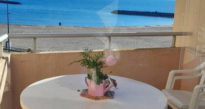 Bel appartement face Ă la mer.
Balcon, plus immense terrasse,trĂšs belle vue.