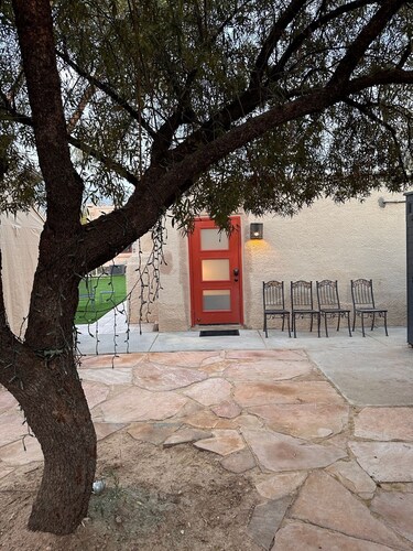 Historic Dillinger Studio. Walking to university and downtown,  Pet friendly.