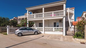 Apartment | Exterior - 2 Bedroom Apartment in Tribunj (Tribunj)