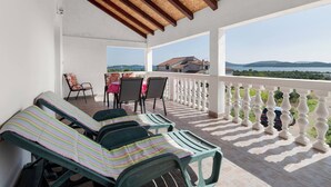 Apartment | Balcony - 2 Bedroom Apartment in Tribunj (Tribunj)