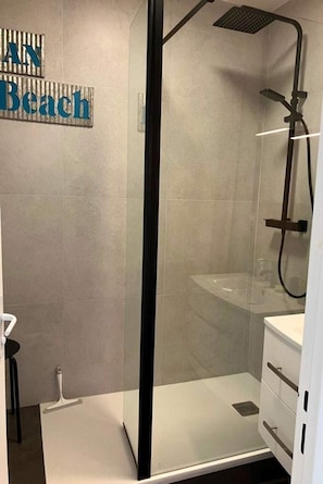 Ducha, secador de pelo, toallas