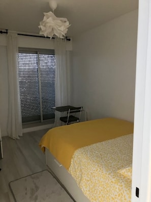 1 habitación, tabla de planchar con plancha, cuna de viaje y wifi 