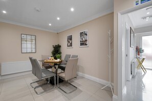 Family House | Dining room - Stylish 4 Bedroom Home in Brightside Ave (Staines)
