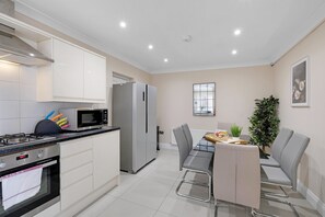Family House | Dining room - Stylish 4 Bedroom Home in Brightside Ave (Staines)