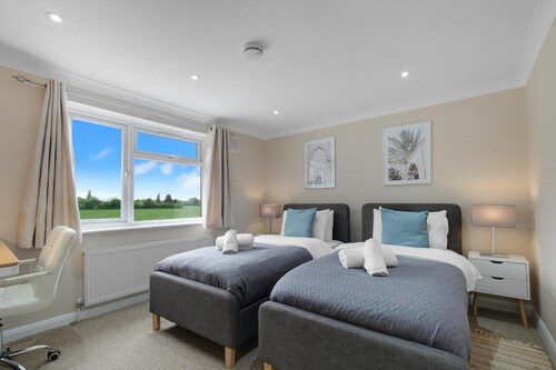 Stylish 4 Bedroom Home in Brightside Ave