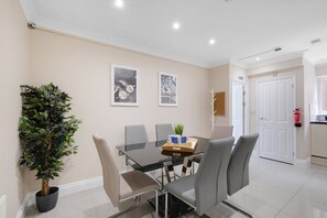 패밀리 하우스 | 다이닝룸