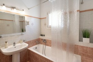 デラックス ヴィラ | バスルーム | 石鹸、シャンプー、トイレットペーパー