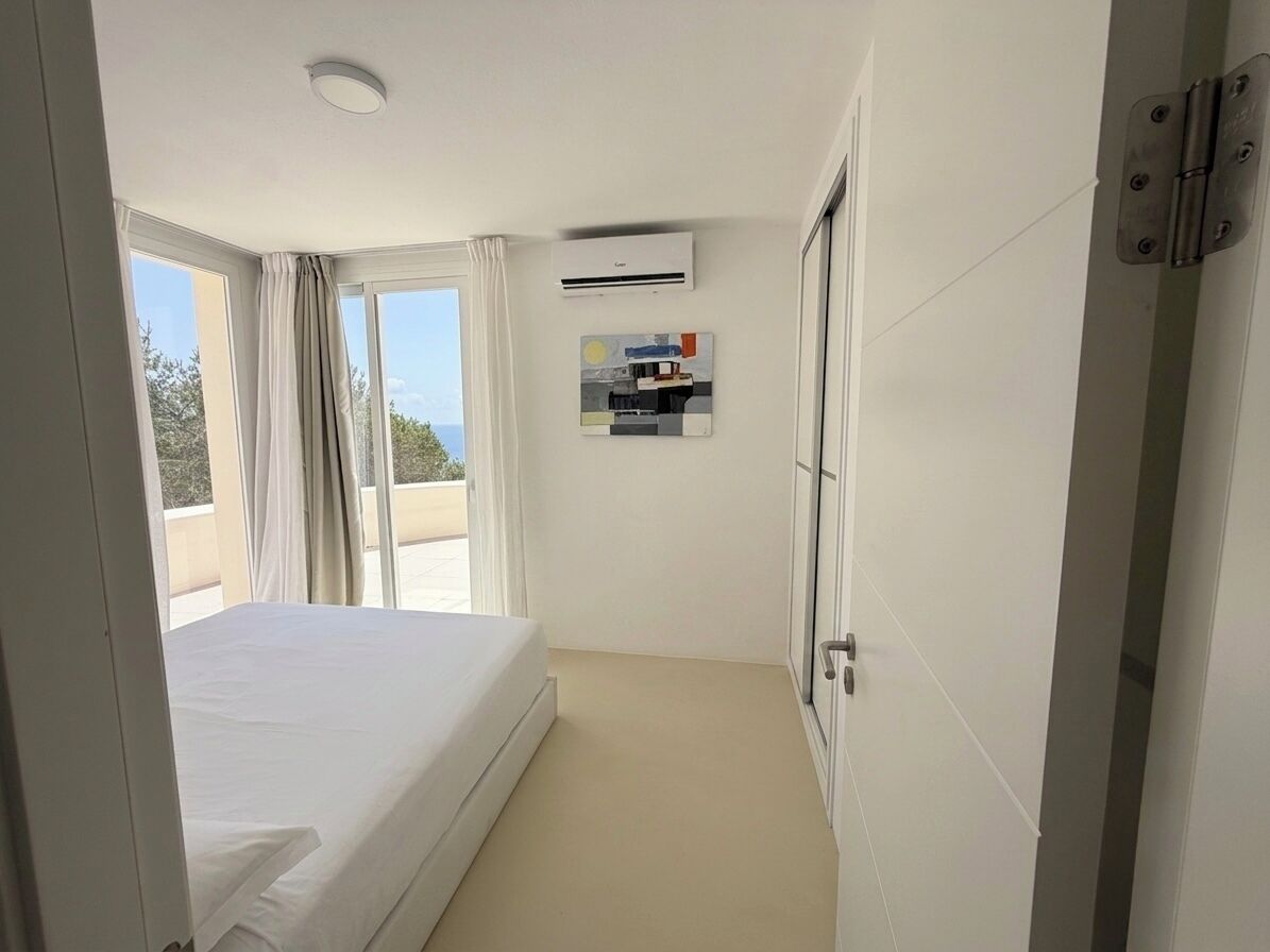 5 bedrooms, iron/ironing board, WiFi, bed sheets