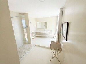 Secadora de cabello, toallas, jabón, papel de baño 