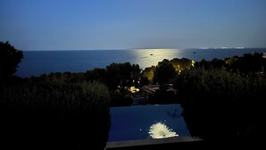 Outdoor pool - A DREAM OVER THE SEA (Roca Llisa)