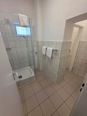 Shower, towels, toilet paper - Pension Krohn (Hamburg)