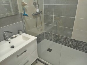 Dusche, Haartrockner, Handtücher, Seife