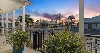 Cozy Cottage 3 of 4 with Bay Views| 2BR | Pool