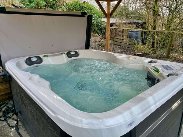 Cottage | Outdoor spa tub