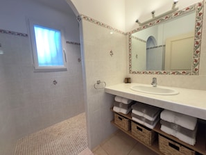 SĂšche-cheveux, serviettes fournies, savon, papier toilette