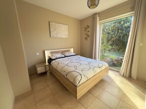 2 habitaciones, tabla de planchar con plancha y cuna de viaje 