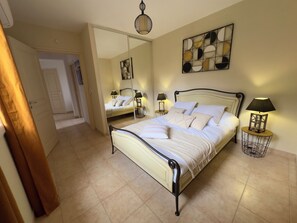 2 habitaciones, tabla de planchar con plancha, wifi y ropa de cama 