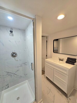 Håndklær, såpe og toalettpapir