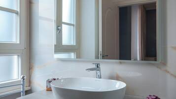 Deluxe Triple Room | Bathroom | Shower, hair dryer, bathrobes, slippers