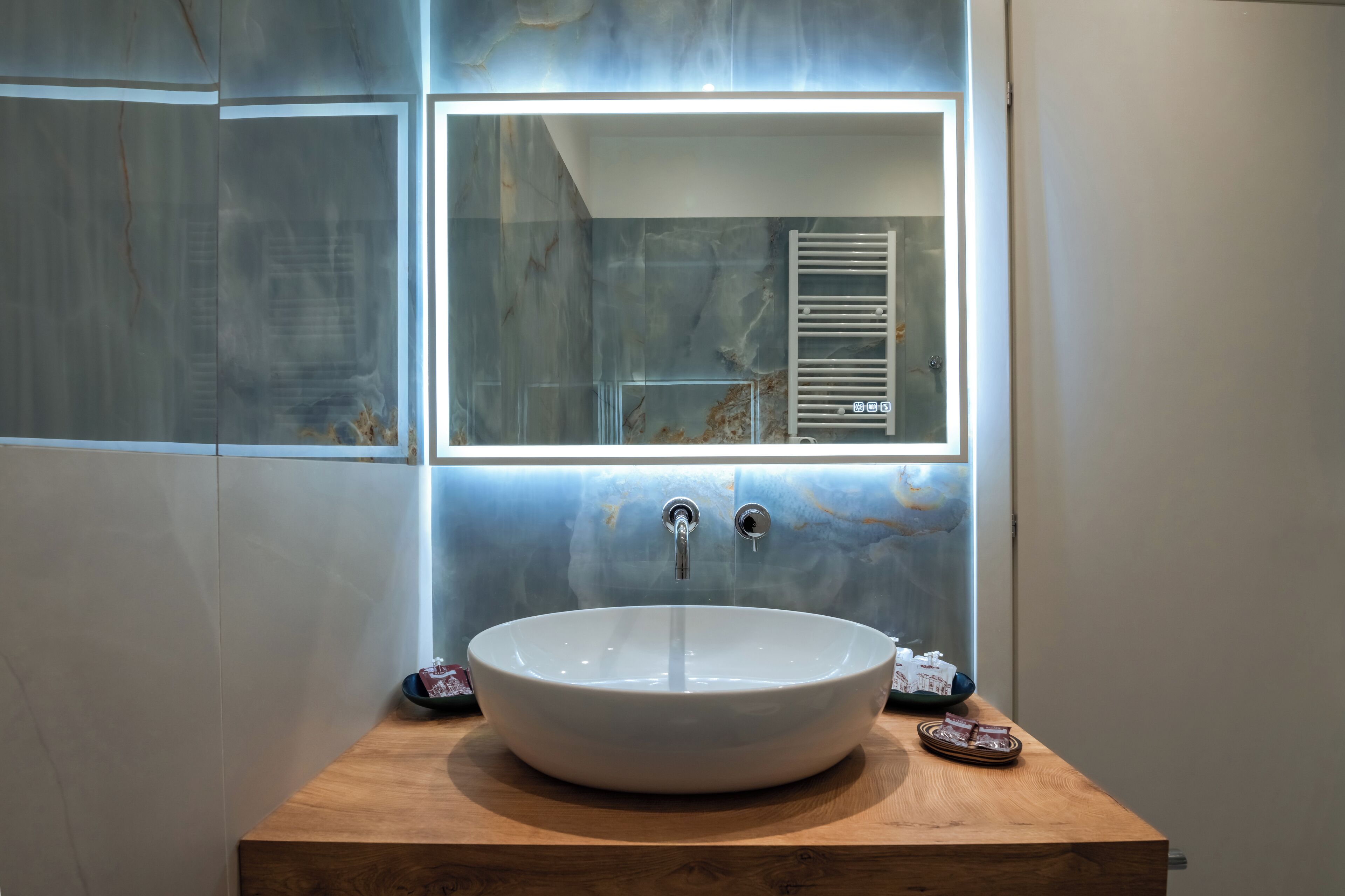 Chambre Supérieure | Salle de bain | Douche, sèche-cheveux, peignoirs, chaussons