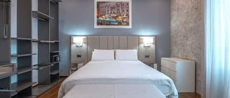 Deluxe Triple Room | Desk, laptop workspace, soundproofing, free WiFi