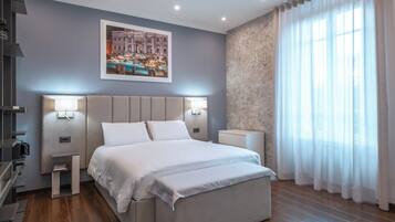 Deluxe Triple Room | Desk, laptop workspace, soundproofing, free WiFi