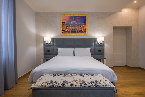 Superior Room | Desk, laptop workspace, soundproofing, free WiFi - AP Royal (Rome)